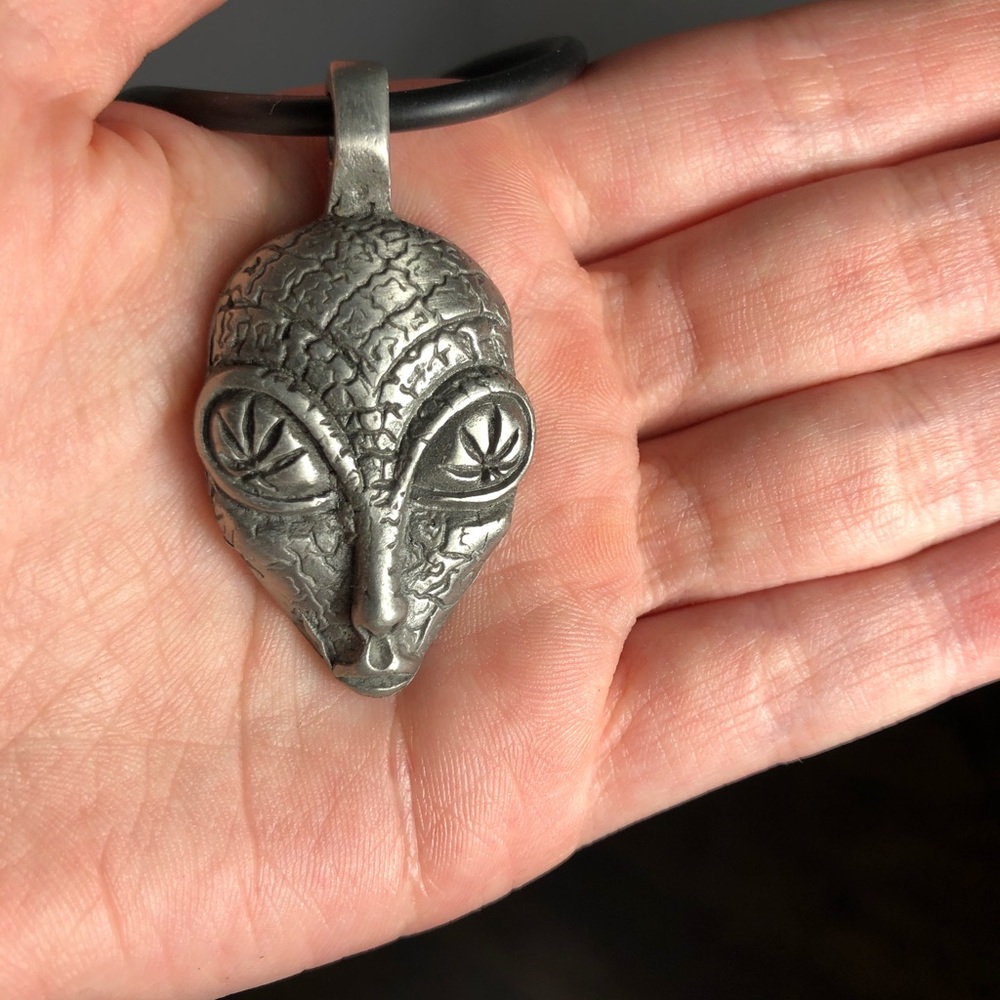 🍃 ALIEN POT LEAF NECKLACE